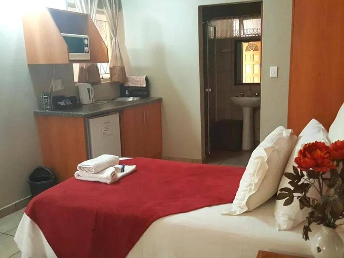 Gemstone Guest House Klerksdorp Kültér fotó