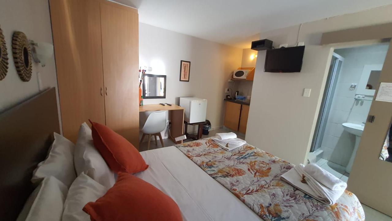 Gemstone Guest House Klerksdorp Kültér fotó