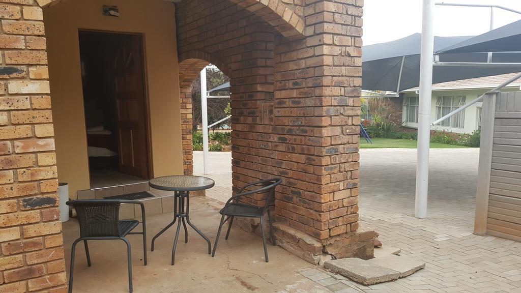 Gemstone Guest House Klerksdorp Kültér fotó
